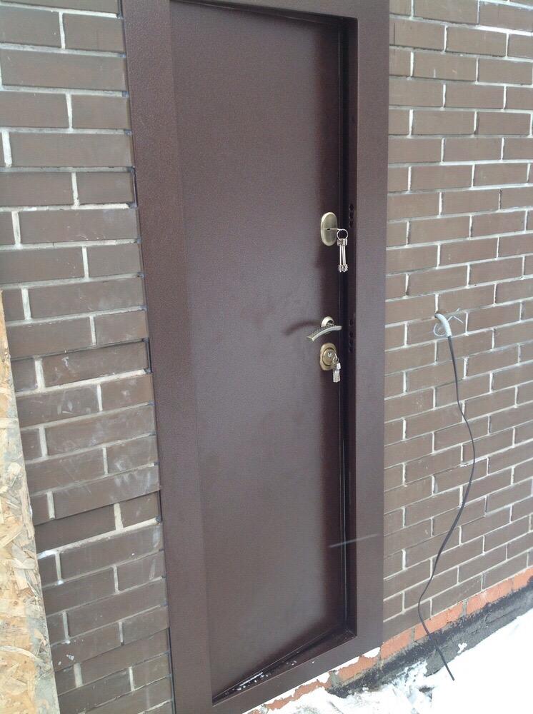 Железные двери для дачи. Входная дверь внутреннего открывания. Дверь входная металлическая. Металлическая дверь внутреннего открывания. Входные металлические двери открывающиеся во внутрь.